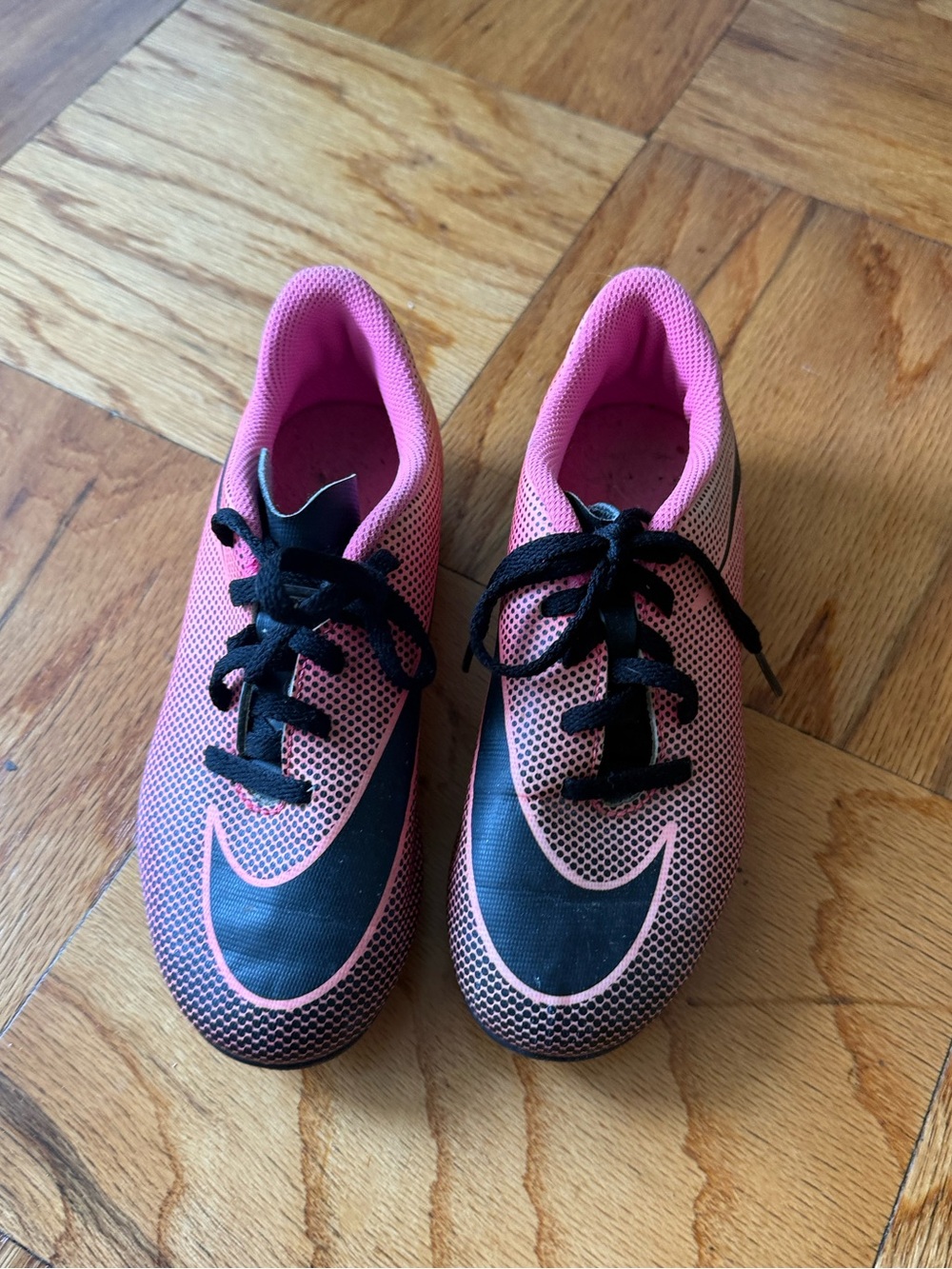 Nike soccer shoes size 1Youth